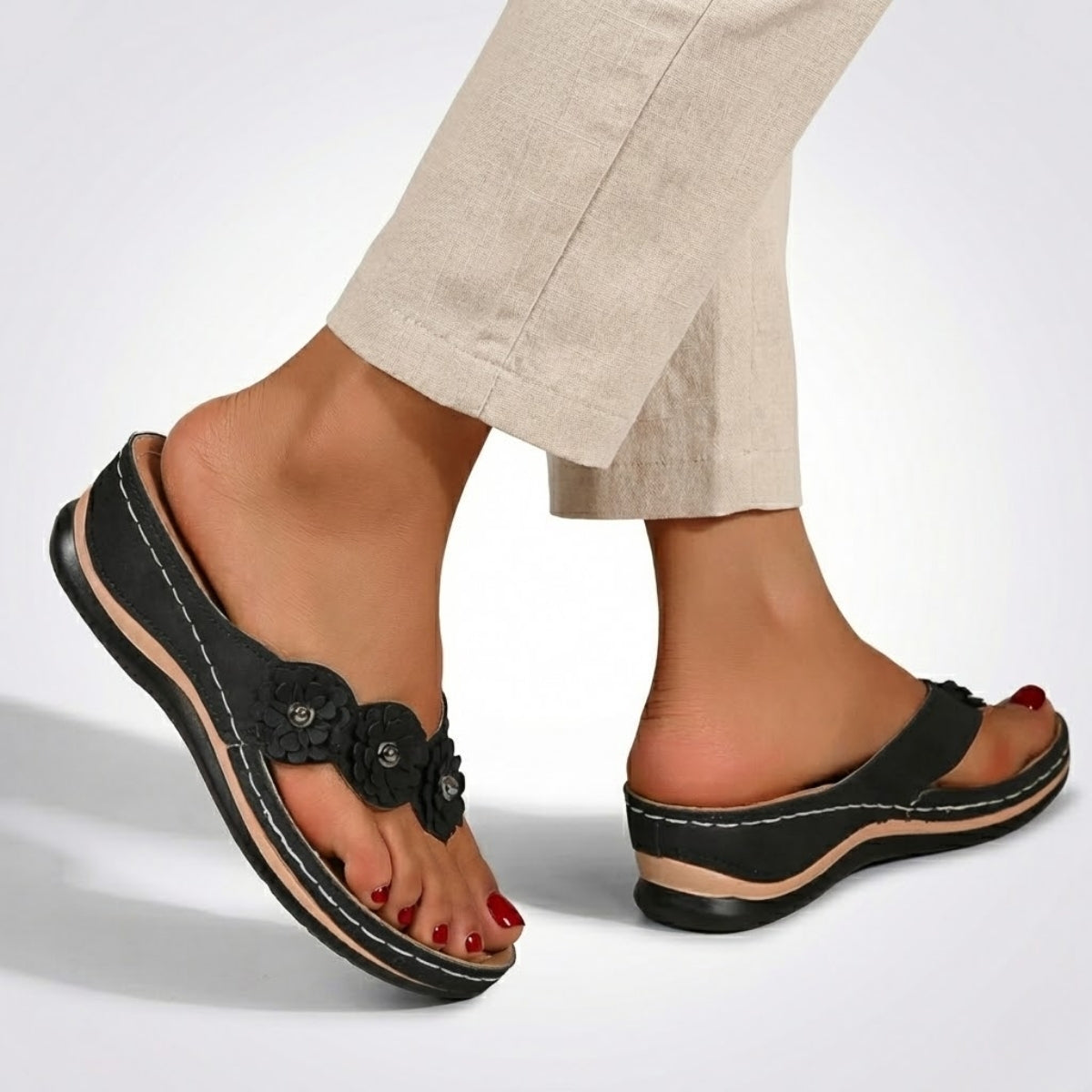 sandalia-feminina-salto-baixo-preta-flowers-loja-ortopedic