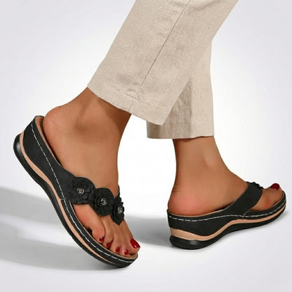 sandalia-feminina-salto-baixo-preta-flowers-loja-ortopedic