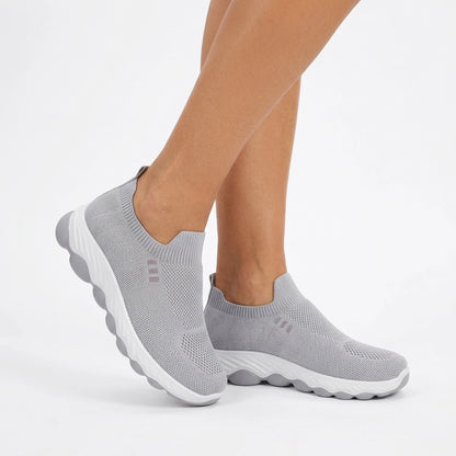 tenis-feminino-casual-comfortmax-cinza-modelo