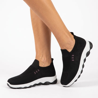 tenis-feminino-casual-comfortmax-preto-modelo