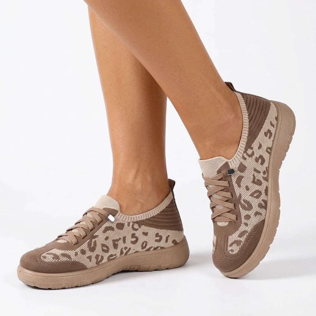 tenis-feminino-casual-savana-bege-onca-modelo