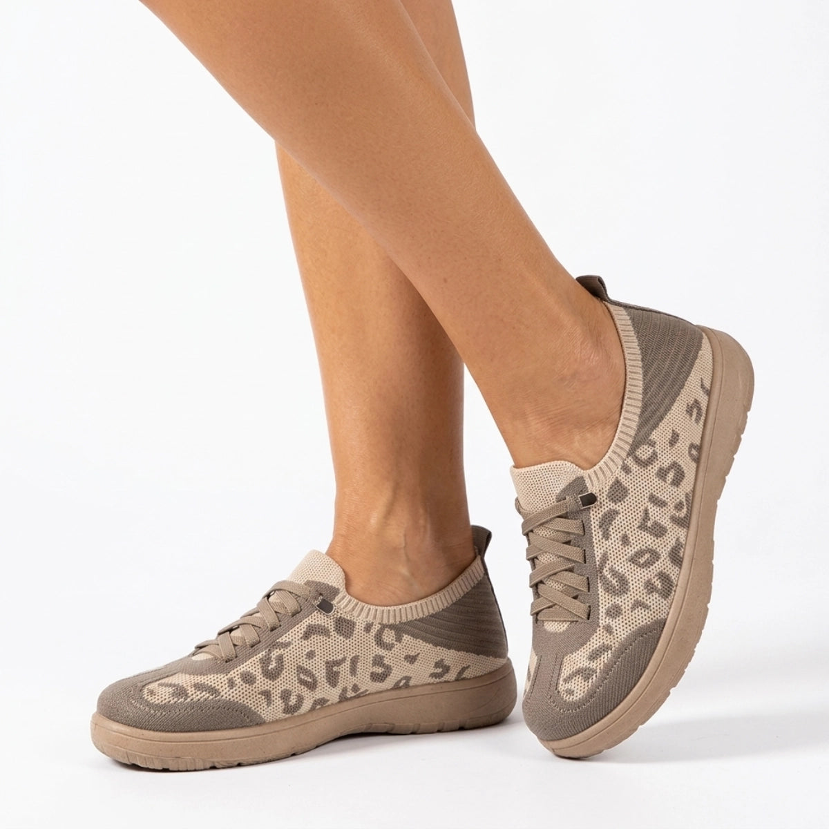 tenis-feminino-casual-savana-cinza-onca-modelo