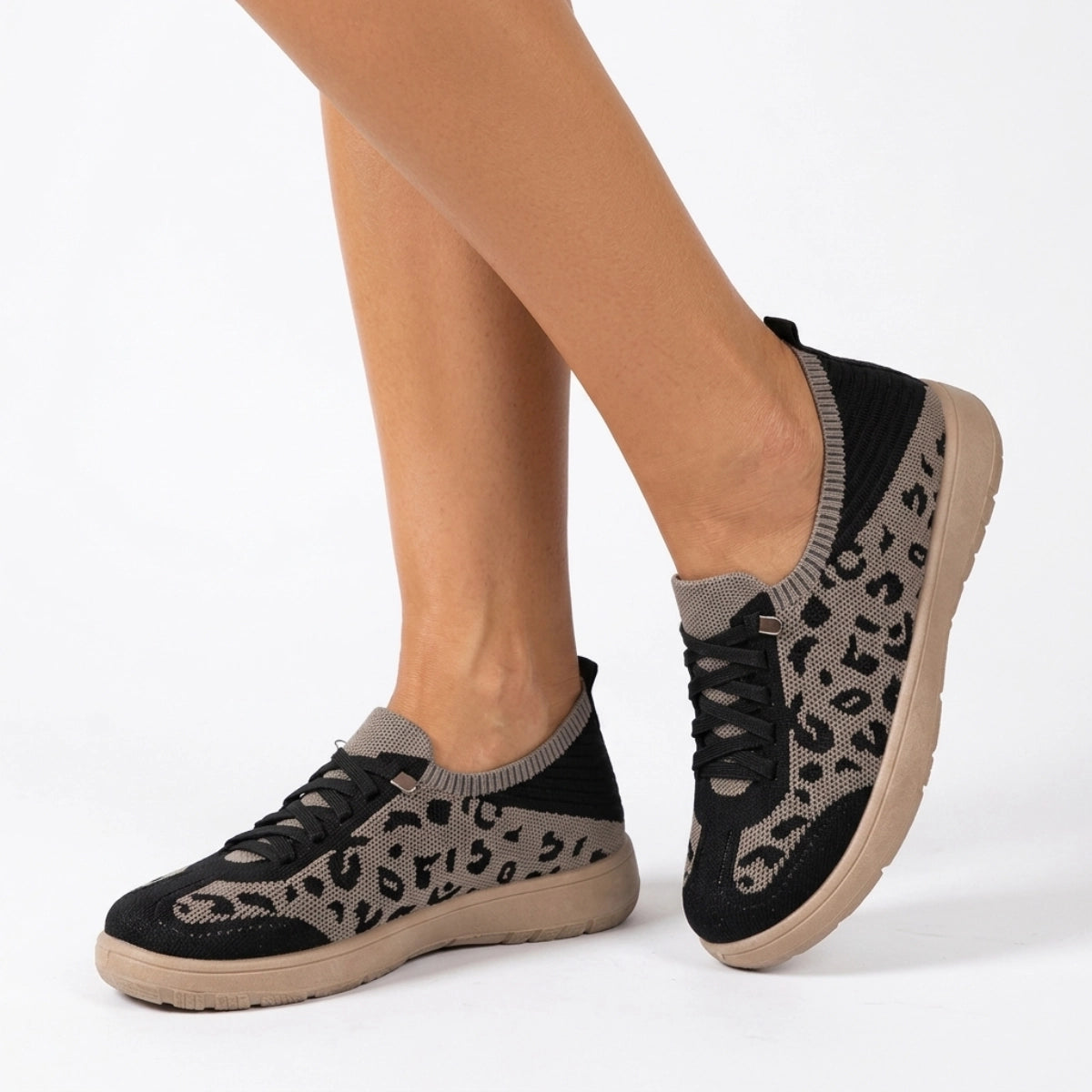 tenis-feminino-casual-savana-preto-onca-modelo