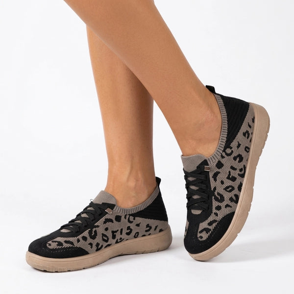 tenis-feminino-casual-savana-preto-onca-modelo